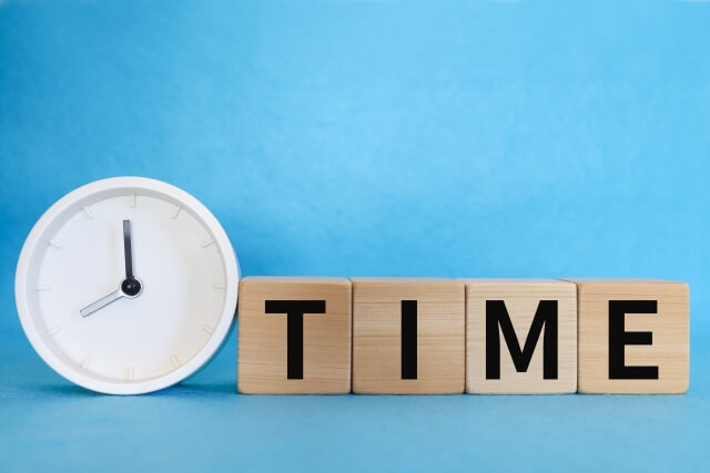 時計とTIMEの木製ブロック