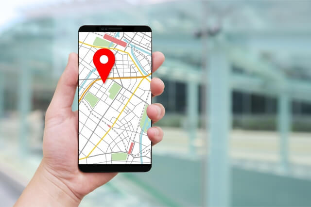 地図アプリを使用する手のクローズアップ