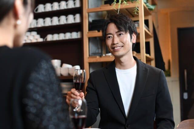 カフェで話す笑顔の男性