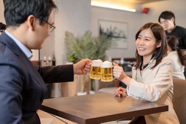 レストランで乾杯する男女