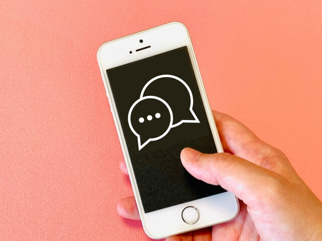 チャットアプリを表示するスマートフォン