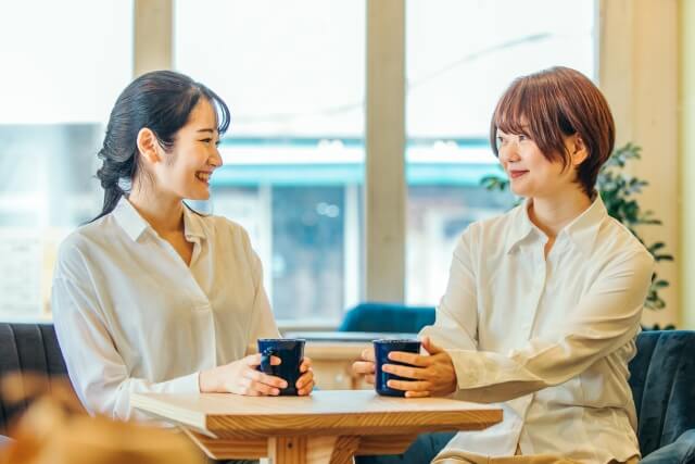 カフェで会話を楽しむ二人の女性