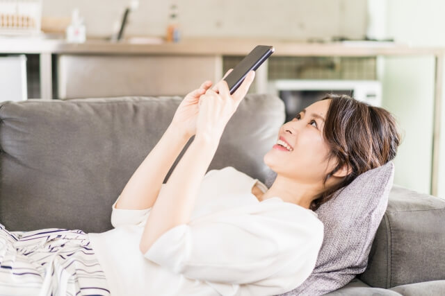 スマホを見る女性