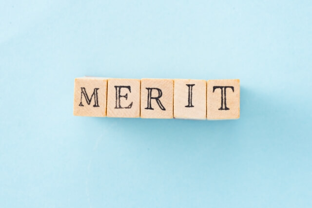 青い背景の木製MERITブロック